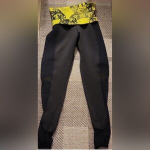Black and Yellow High-Waisted Leggings by OMA Colombia size M.